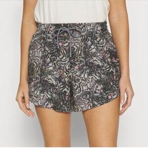 Athleta‎ Crossroads Kinetic Abstract Shorts – Size Small